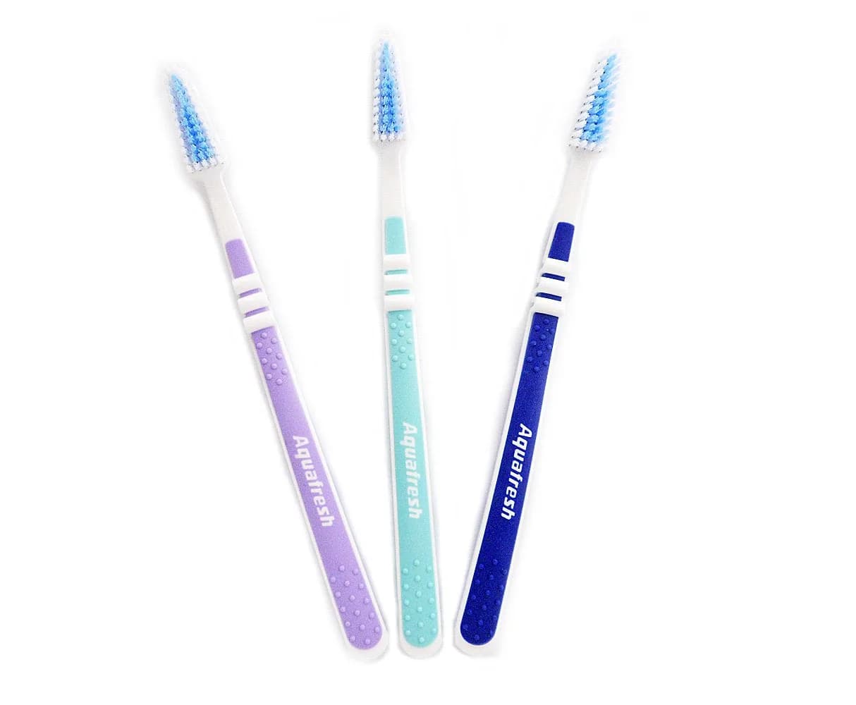 Aquafresh Clean and Flex Medium Toothbrush 3-Pack